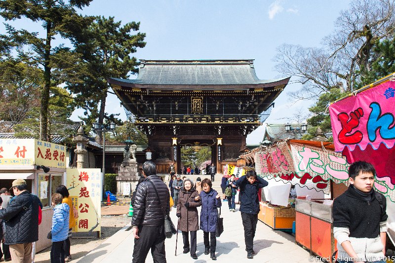 20150313_132556 D4S.jpg - There are at least 3 major temples in this 'park'.  At special celebratory occasions there are flea markets on the grounds